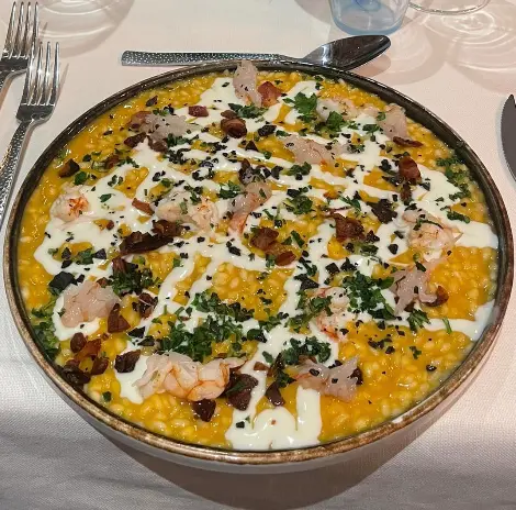 Risotto con zucca, guanciale e gamberoni crudi