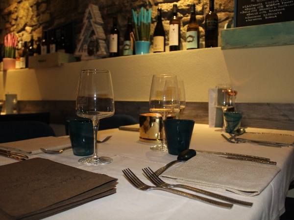 Tavolo apparecchiato con menu