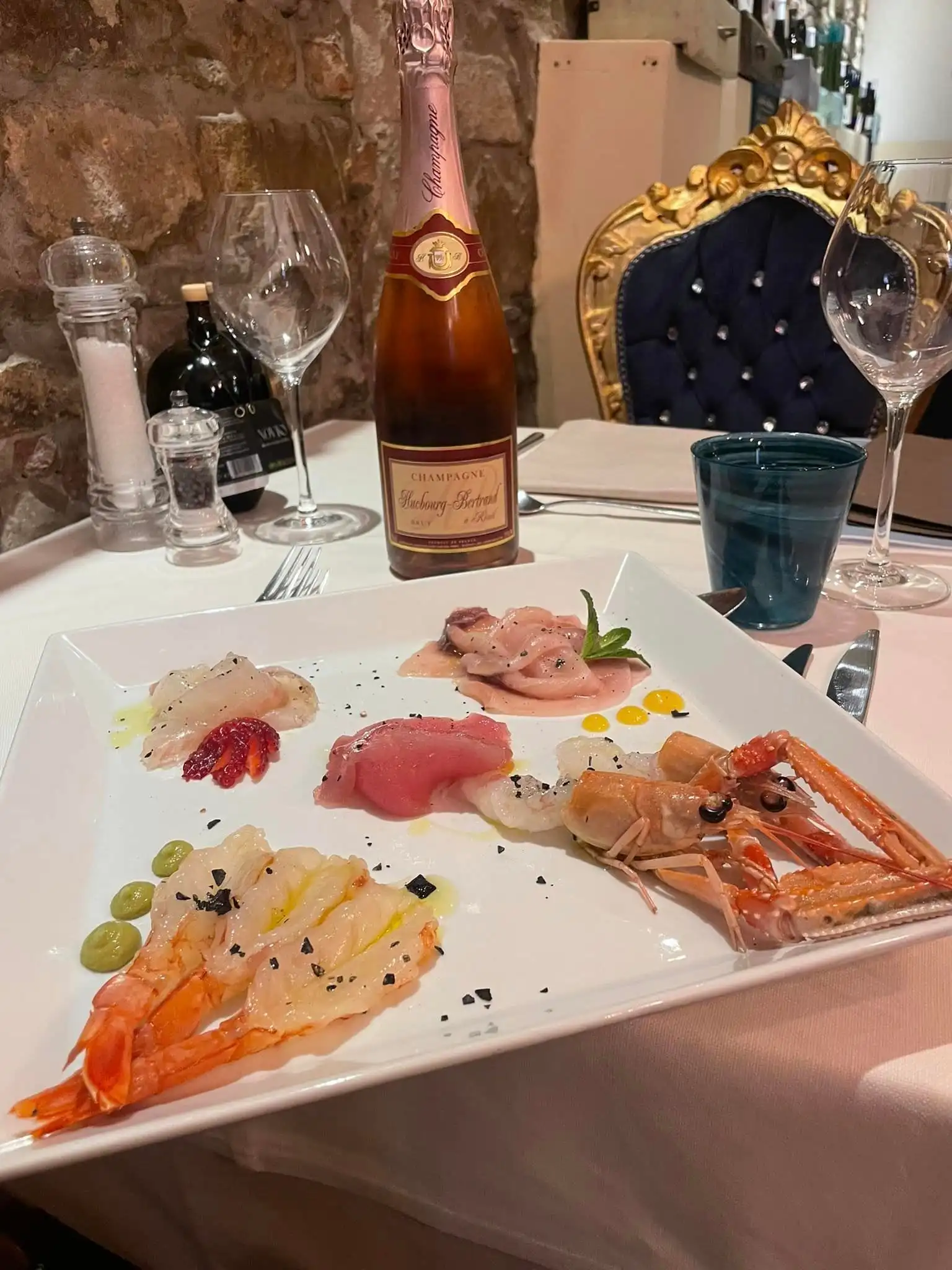Tavolo apparecchiato con pesce e vino
